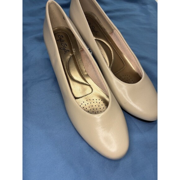 Soft Style Womens Sz 8.5 Beige Faux Leather Pump Patent Toe Cap Comfort Shoes - Picture 2 of 5
